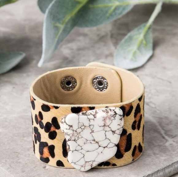 boutique Jewelry - ❤️LAST ONE❤️🌿STONE LEOPARD PRINT CUFF🌿